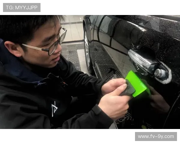 炫彩足球车贴灯点亮激情夜行彰显运动个性魅力风采 炫彩足球车贴灯点亮激情夜行彰显运动个性魅力风采